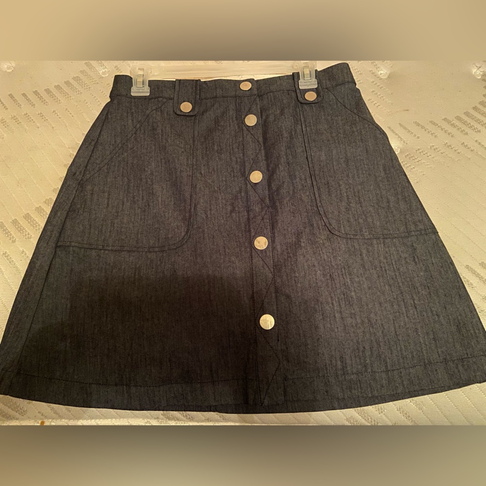 Jean skirt. Dark blue color. Size 6